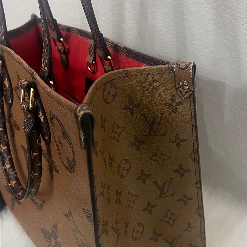 Louis Vuitton Onthego Bag - Picture 10 of 11